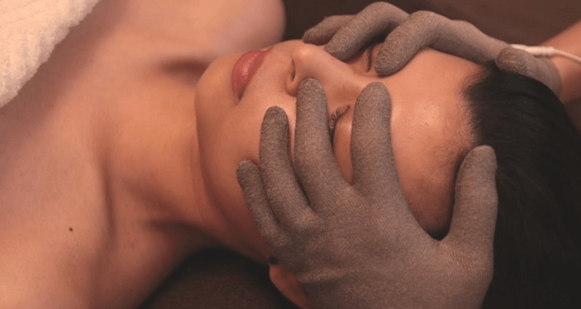 モバイル用 脳ストレス小顔リフト。リラックスしながら顔のたるみ改善と集中力アップを実現する施術風景。